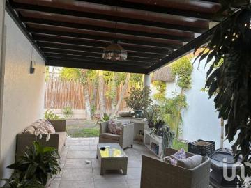 CASA EN VENTA EN ESQUINA EN JURICA CAMPESTRE CON RECÁMARAS EN PLANTA BAJA