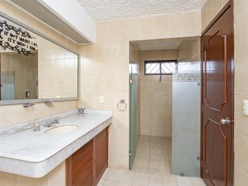 Casa En Venta en esquina, Jardines de Guadalupe Zapopan 4 recámaras 5 baños