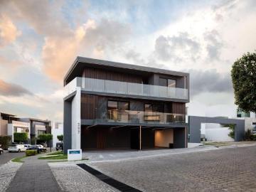 Casa en venta en esquina nueva. Con 6 recámaras. Lomas de Angelopolis 1