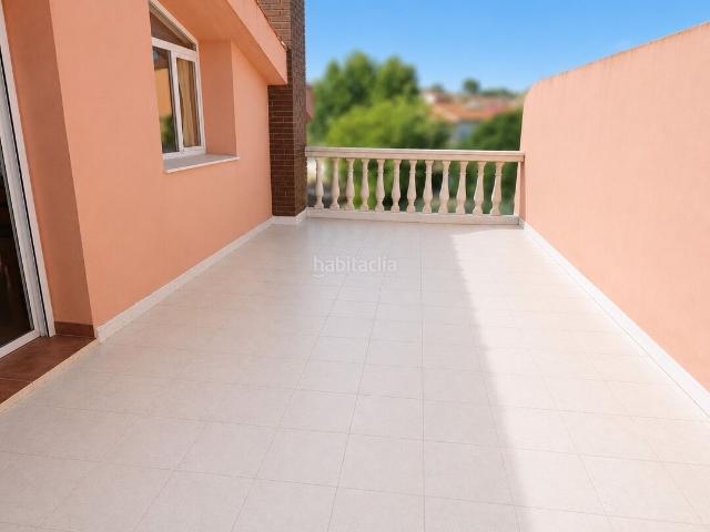 Casa en venta en Esquivias. Chalet de Esquina con Piscina. Casas.