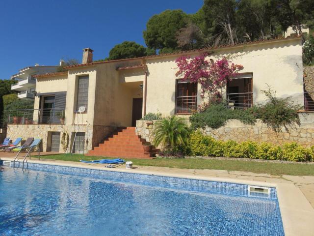 Chalet en venta en Estartit, L´Estartit Poble Costa Brava. Casa con espectaculares vistas al mar, situada a pocos metros del centro urbano. Chalets.