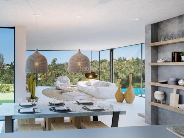 Casa en venta en Estepona, Nueva Atalaya. Villa en venta en El Campanario, Estepona. Casas.