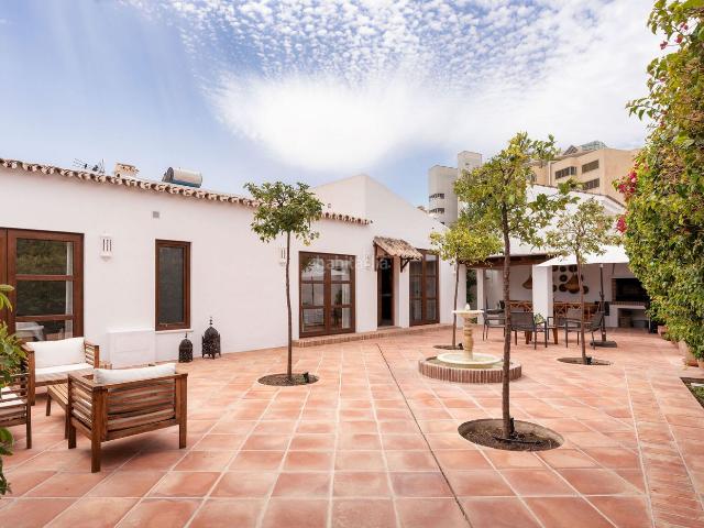 Casa en venta en Estepona, Atalaya Isdabe. Una joya oculta llena de encanto andaluz. Casas.