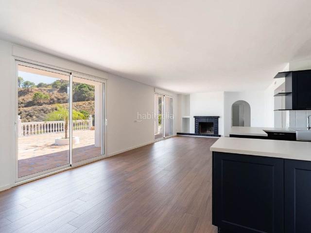 Casa en venta en Estepona, Altos de Estepona. Lujosa finca reformada con vistas al mar y total privacidad. Casas.