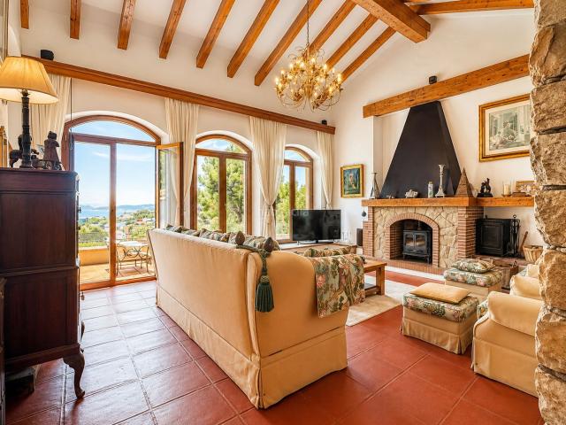 Casa en venta en Estepona, Bahía Dorada. Villa Aubrey Elegancia Andaluza con Vistas Panorámicas al Mediterráneo Estepona Bahia Dorada. Casas.