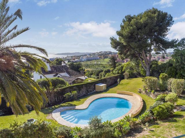 Casa en venta en Estepona, Bahía Dorada. Esta excepcional villa combina el encanto tradicional andaluz con el confort moderno, una extraordinaria conexión entre los espaci. Casas.