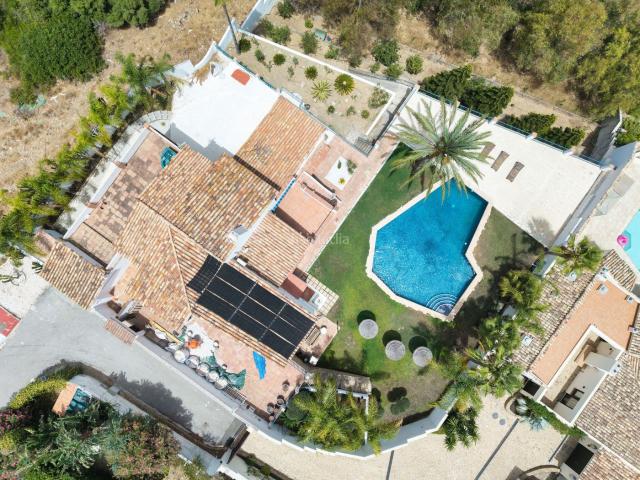 Casa en venta en Estepona, Bahía Dorada. Excepcional proyecto de reforma de villa junto a la playa. Casas.