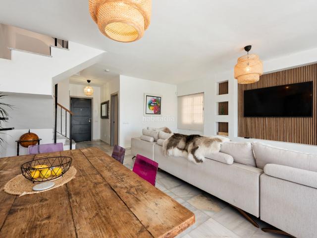 Casa en venta en Estepona, Bel Air. Elegante Villa en BelAir, Recién Reformada con Piscina Privada y Vistas Espectaculares. Casas.