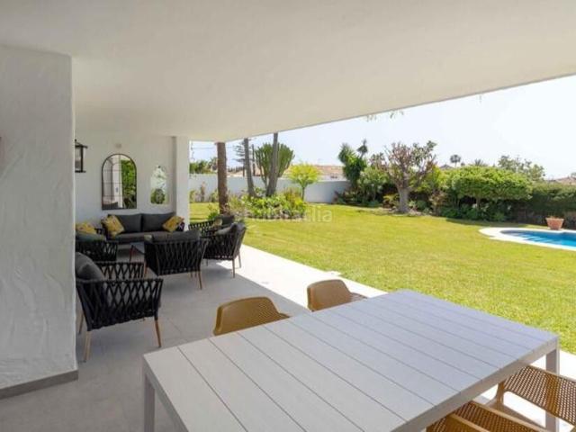 Casa en venta en Estepona, Bel Air. Elegante villa familiar orientada al sur con jardín privado y piscina en Bel Air, Estepona. Casas.