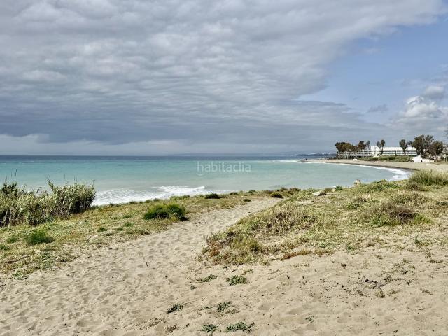 Casa en venta en Estepona, Cancelada. Villa de Inversión a Pasos de la Playa en la New Golden Mile. Casas.