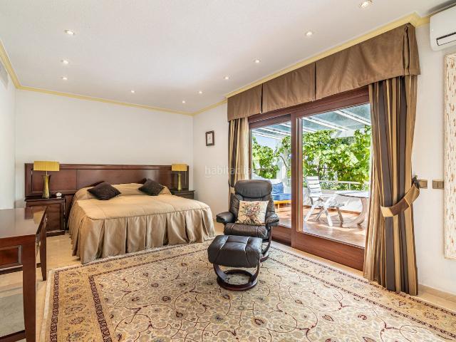 Casa en venta en Estepona, Cancelada. Amplia villa en una parcela de 2.000 m a pocos pasos de la playa en Cancelada, Nueva Milla de Oro. Casas.