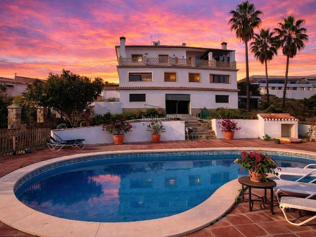 Casa en venta en Estepona, Cancelada. oportunidad! EDIFICIO de 3 plantas!. Casas.
