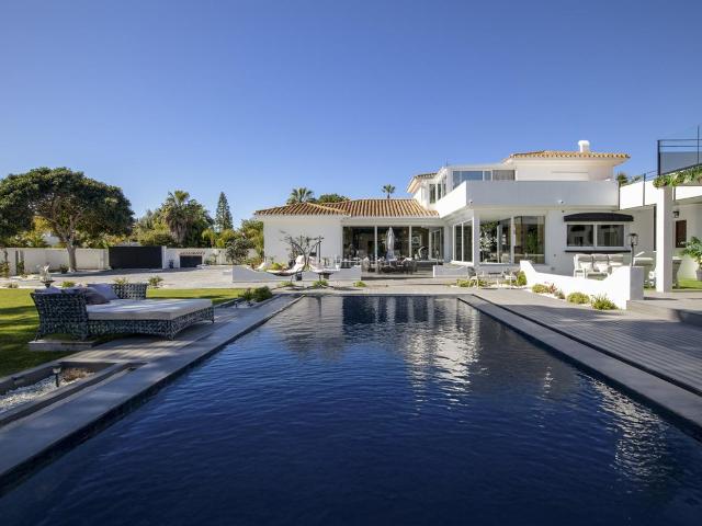 Casa en venta en Estepona, Casasola. Ubicada en la prestigiosa zona de Guadalmina Baja ? Casasola, a pocos minutos andando de la playa, esta impresionante villa recien. Casas.