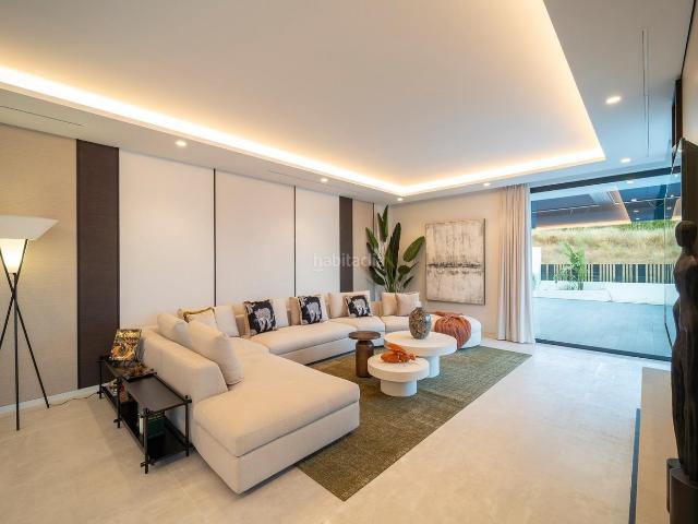 Casa en venta en Estepona, Centro. Villa contemporánea con piscina infinita y vistas panorámicas. Casas.