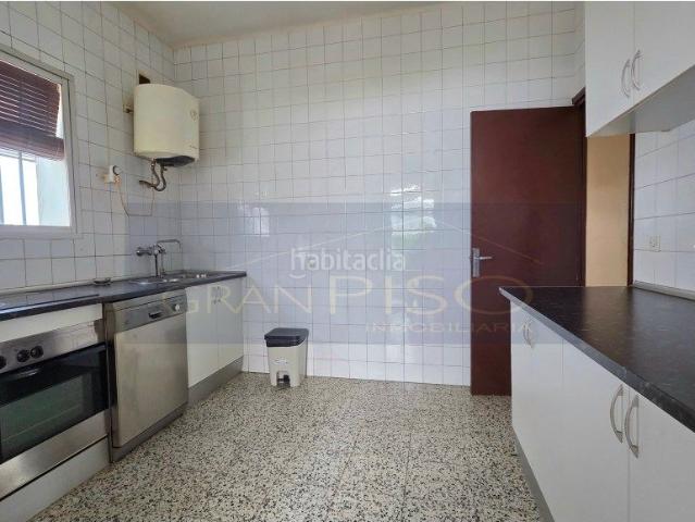 Casa en venta en Estepona, Centro. Casa tradicional andaluza con actualmente 3 viviendas independientes, en el corazón de Estepona. Casas.