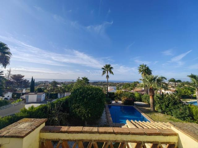 Casa en venta en Estepona, Centro. Impresionante villa andaluza con vistas panorámicas al mar ? Puerto Romano, Estepona Situada en lo alto de Puerto Romano, esta pre. Casas.