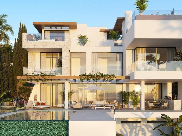 Casa en venta en Estepona, Centro. Moderna villa de 3 dormitorios con piscina privada, amplias terrazas y un diseño elegante, situada en una parcela de 1.000 m en Es. Casas.