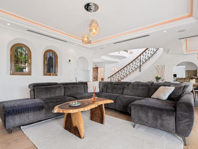 Casa en venta en Estepona, Centro. Refugio Montañés de Lujo con Vistas Panorámicas al Mar y Elegancia Moderna. Casas.