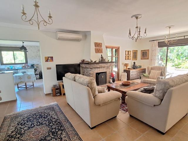 Casa en venta en Estepona, El Velerín. Propiedad única en plena naturaleza en Estepona. Casas.