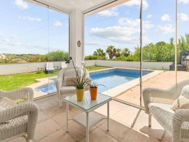Casa en venta en Estepona, Estepona Golf. Elegante villa andaluza en primera línea de golf con vistas panorámicas al mar Estepona Golf. Casas.