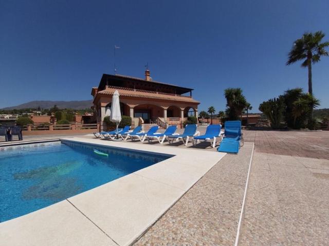 Casa en venta en Estepona, Guadalobón. Villa en venta en Estepona. Casas.