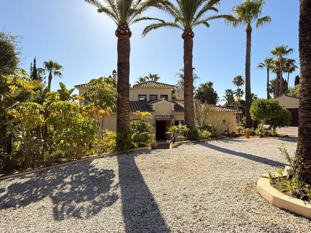 Casa en venta en Estepona, Las Lomas. Hermosa casa de campo con vistas al mar y la montaña, cerca de Estepona. Casas.
