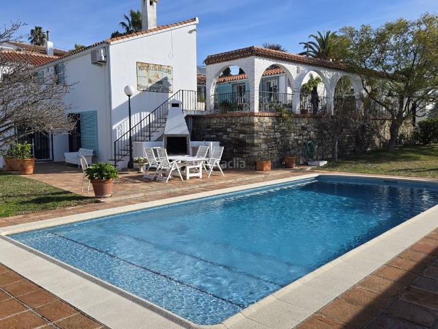 Casa en venta en Estepona, Los Llanos. Encantadora villa de estilo tradicional con vistas panorámicas al mar y apartamento de invitados en Puerto Romano, Estepona. Casas.