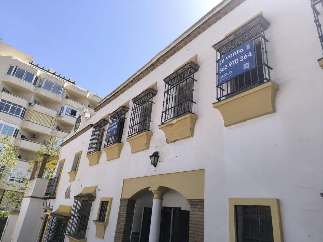 Casa en venta en Estepona, Los Llanos. Excelente oportunidad para adquirir una casa en venta de dos habitaciones en la localidad de Estepona en Málaga. No dejes pasar e. Casas.