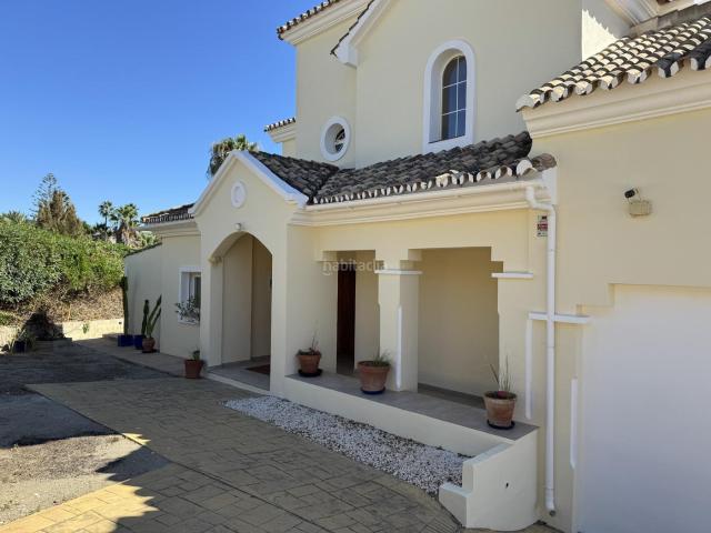 Casa en venta en Estepona, Los Llanos. Exclusiva Residencia con Vistas al Mediterráneo y Gibraltar. Casas.
