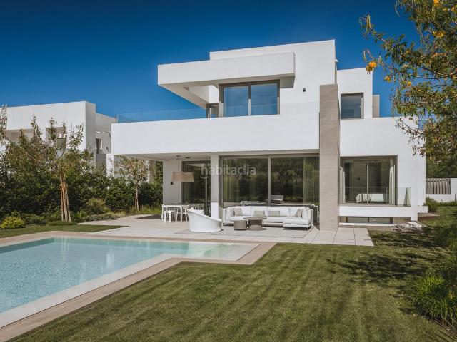 Casa en venta en Estepona, Paraiso Barronal. Impresionante Villa Contemporánea en El Paraíso, New Golden Mile, Marbella. Casas.
