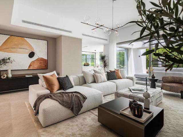 Casa en venta en Estepona, Paraiso Barronal. Villa contemporánea en El Paraíso, Estepona Este. Casas.