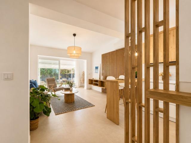 Casa en venta en Estepona, Valle Romano Golf. Villa moderna con jardín y piscina en Valle Romano. Casas.