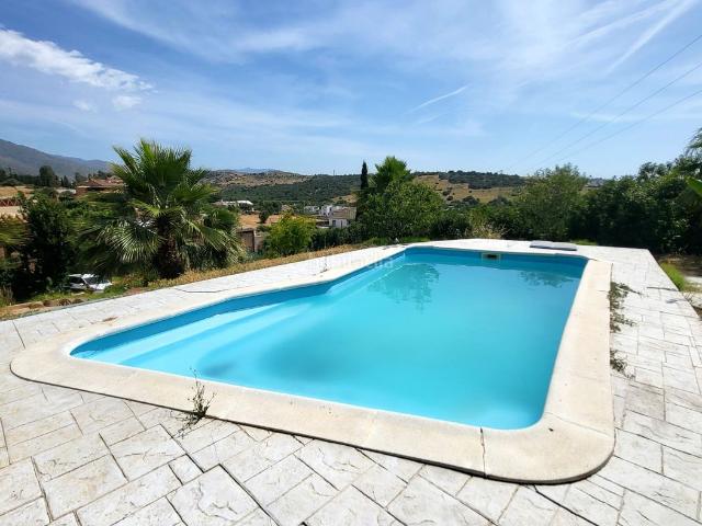 Casa en venta en Estepona, Valle Romano Golf. Villa con dos apartamentos independientes, gran parcela y piscina privada en Valle Romano, Estepona Oeste. Casas.