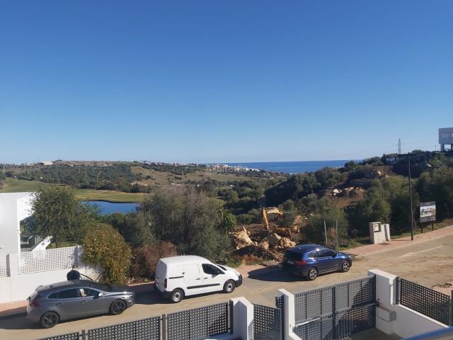 Casa en venta en Estepona, Valle Romano Golf. Villa contemporánea con vistas al mar y golf en Valle Romano, Estepona. Casas.