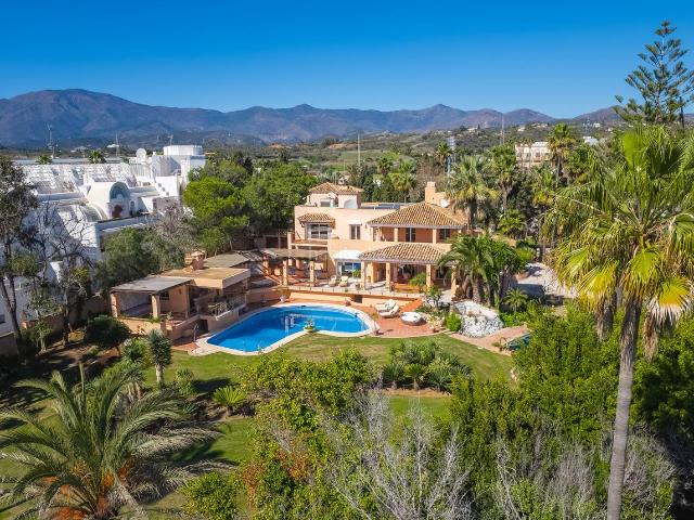 Casa en venta en Estepona, Villacana Costalita Saladillo. MANSION EN PRIMERA LINEA DE PLAYA EN VENTA EN LA NUEVA MILLA DE ORO. Casas.