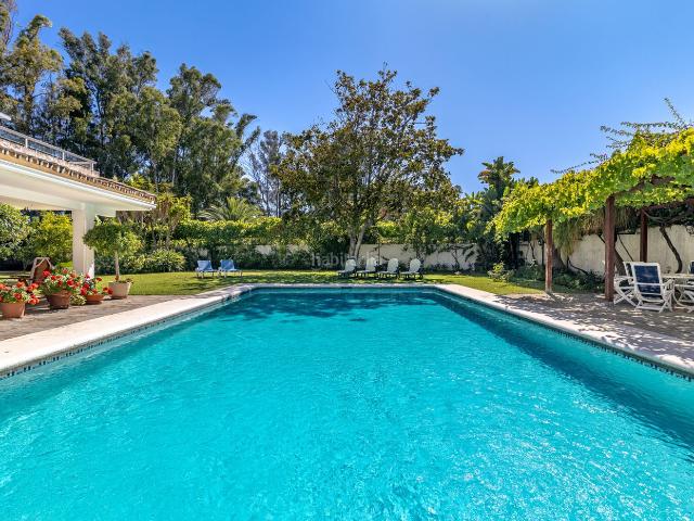 Casa en venta en Estepona, Villacana Costalita Saladillo. Villa exclusiva junto a la playa con Oasis Privada. Casas.