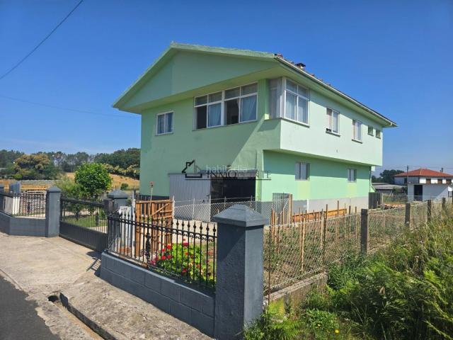 Casa en venta en Estrada A. Casa independiente con finca de 2932 m cerca de A Estrada Se vende vivienda unifamiliar de 227 m construidos, situada en un entorn. Casas Estrada.