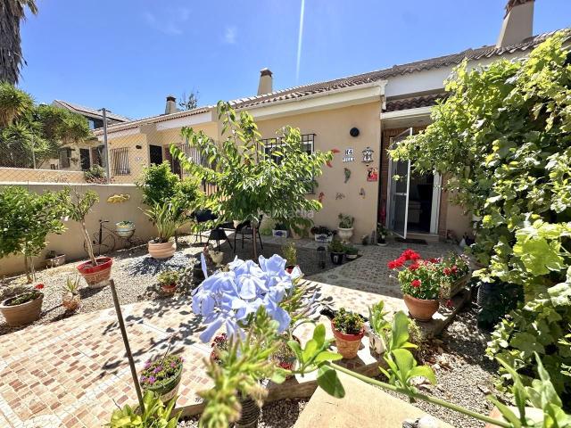 Casa en venta en Fuente de Piedra. Chalet independiente con piscina privada en Fuente de Piedra comodidad, luminosidad y calidad de vida. Casas Fuente de.