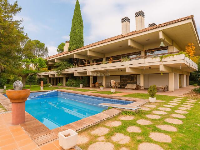 Casa en venta en Fuente del Fresno. Villa de estilo brutalista en Fuente del Fresno. Casas Fuente del.