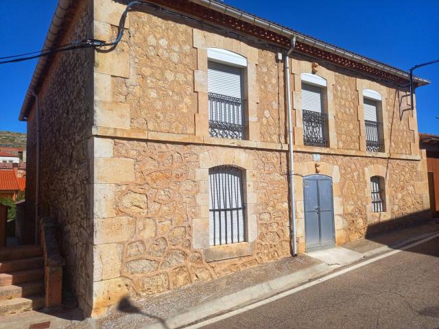 Casa en venta en Fuentesoto. Casa de piedra. Casas.
