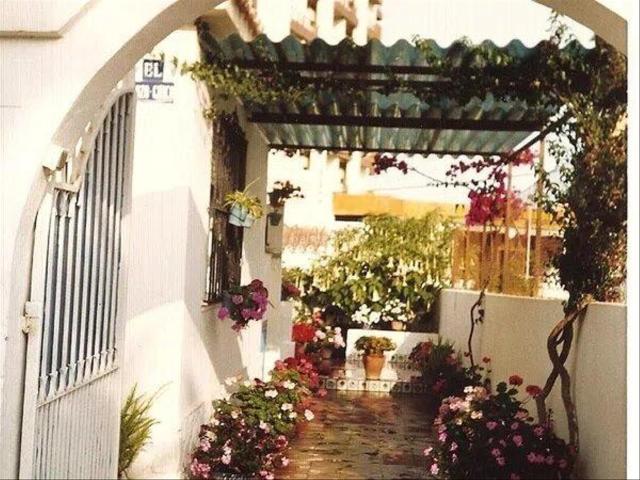 Casa en venta en Fuengirola, Puerto Deportivo. CHALET INDEPENDIENTE EN PLENO CENTRO DE FUENGIROLA A TAN SÓLO 3 MINUTOS DE LA PLAYA ANDANDO. Casas.