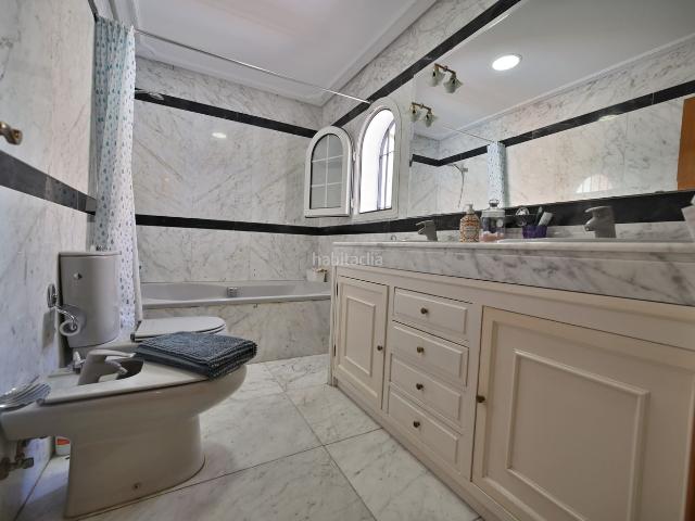Casa en venta en Fuengirola, Puerto Deportivo. Impresionante casa adosada esquina 276m2 en Fuengirola. Cuenta con una enorme terraza privada de 116m2 y un oasis al aire libre en. Casas.