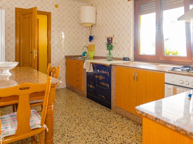 Casa en venta en Fabero. Donde cada amanecer tiene vistas al valle de FABERO. Un hogar para disfrutar de la tranquilidad sin renunciar a la comodidad. Casas.