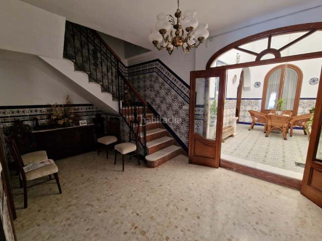 Casa en venta en Fernán Núñez. ? OPORTUNIDAD: Casa de Dos Plantas en Zona Baja Amplia, Luminosa y con Gran Potencial. Casas Fernán.
