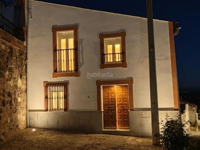 Casa en venta en Feria. Gran Casa Adosada con Vistas a la Campiña y Potencial para 2 Apartamentos Feria Badajoz. Casas.