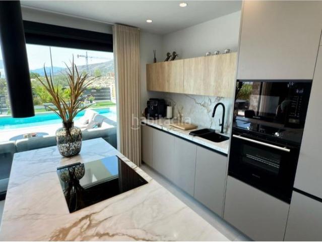 Casa en venta en Finestrat, Balcón de Finestrat Terra Marina. Ubicada en la codiciada zona de Balcoacuten de Finestrat, esta moderna y praacutecticamente nueva villa independiente combina dise. Casas.