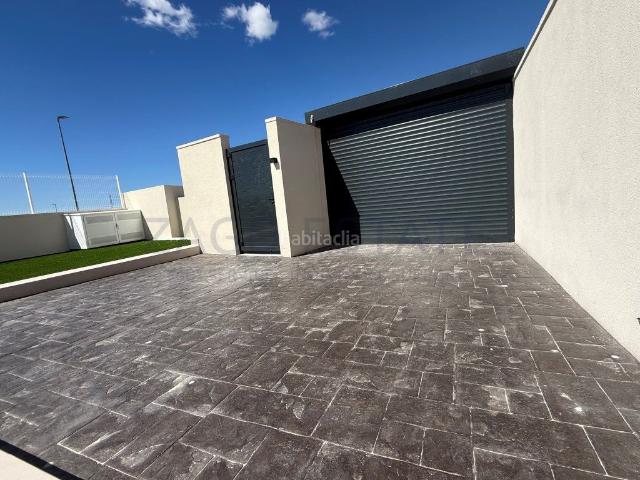 Casa en venta en Finestrat, Balcón de Finestrat Terra Marina. Villa independiente terminada de obra nueva en Costa Blanca. Key Ready. Casas.