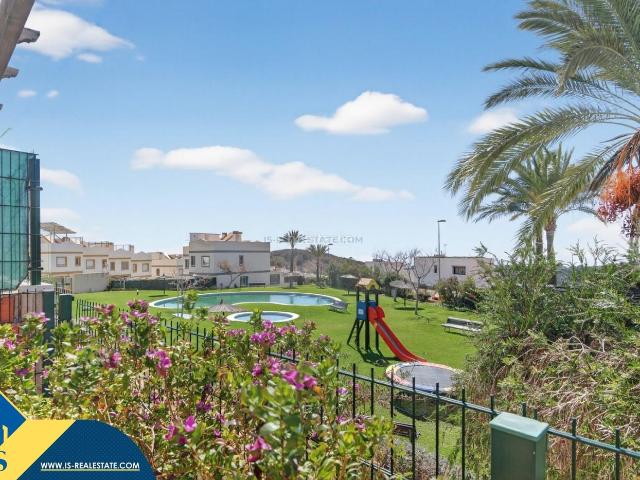 Casa en venta en Finestrat, Balcón de Finestrat Terra Marina. Casa con piscina comunitaria en la localidad de Finestrat, provincia de Alicante. 3 habitaciones 80 m² A 4 km del mar. Casas.