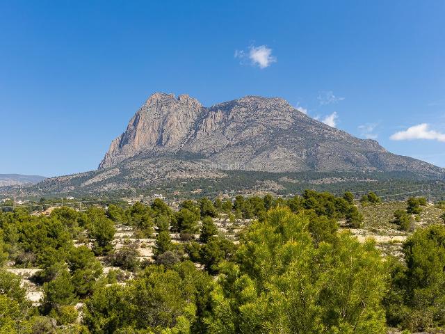Casa en venta en Finestrat, Finestrat Pueblo. Disfrute de la vida de lujo en su maacutexima expresioacuten con esta impresionante villa de 137 metros cuadrados en la pintoresca. Casas.