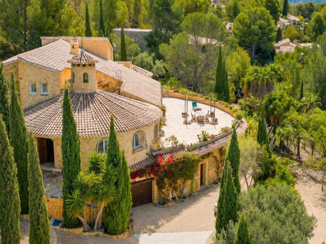Casa en venta en Finestrat, Finestrat Pueblo. Elegancia, privacidad y vistas infinitas en un enclave privilegiado de FinestratEnclavada entre las montantildeas de Finestrat y e. Casas.